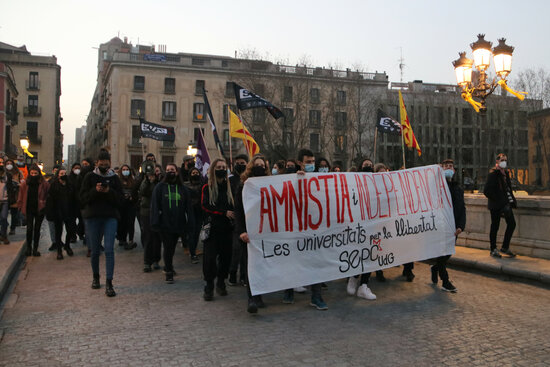 Students in Girona marching in support of jailed rapper Pablo Hasel on February 19, 2021 (by Gemma Tubert)